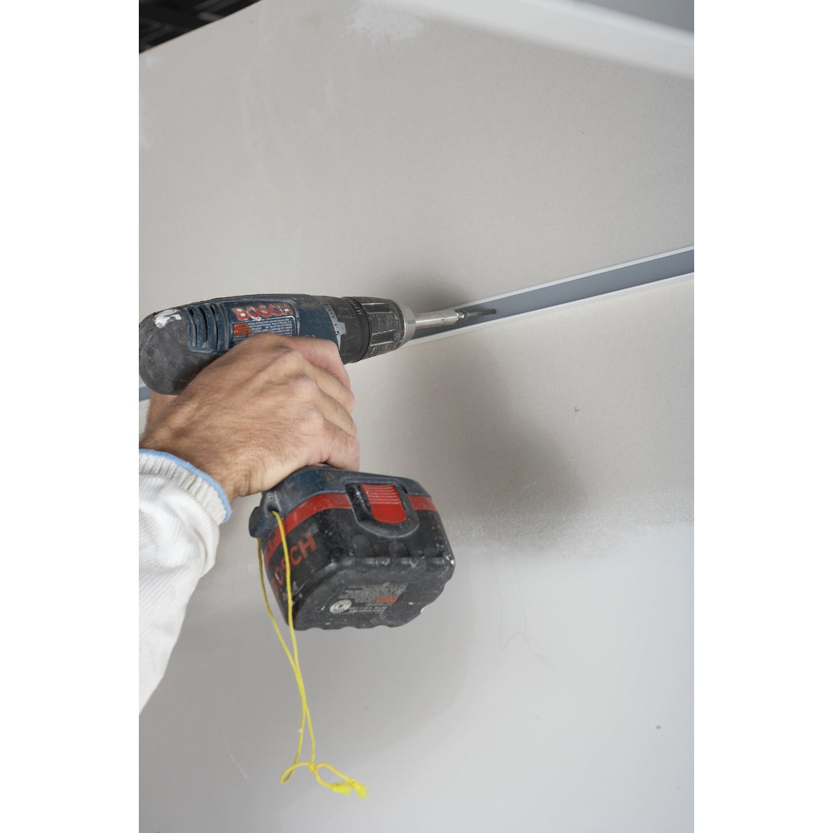 Donn 12 Ft. x 7/8 in. White Steel Ceiling Wall Molding Image 2