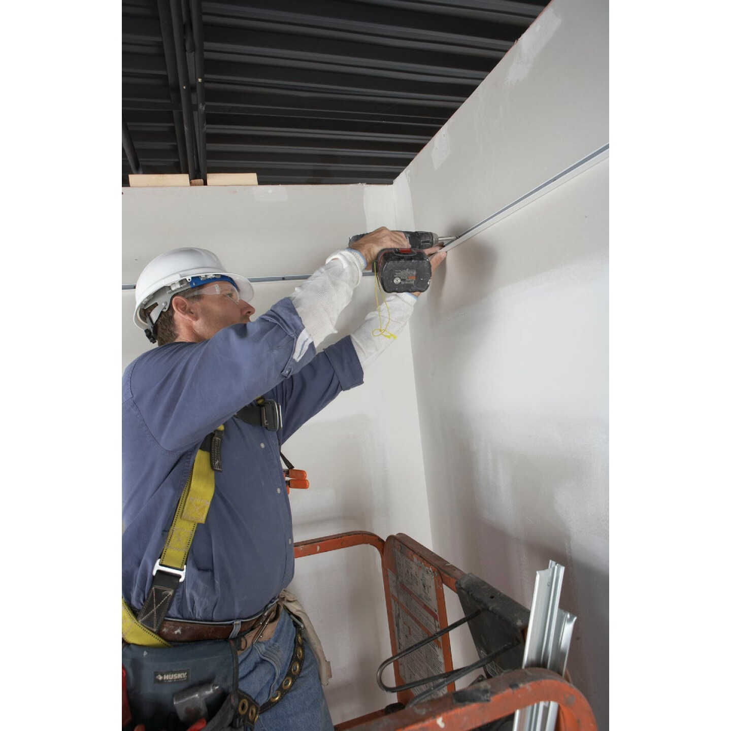 Donn 12 Ft. x 7/8 in. White Steel Ceiling Wall Molding Image 3