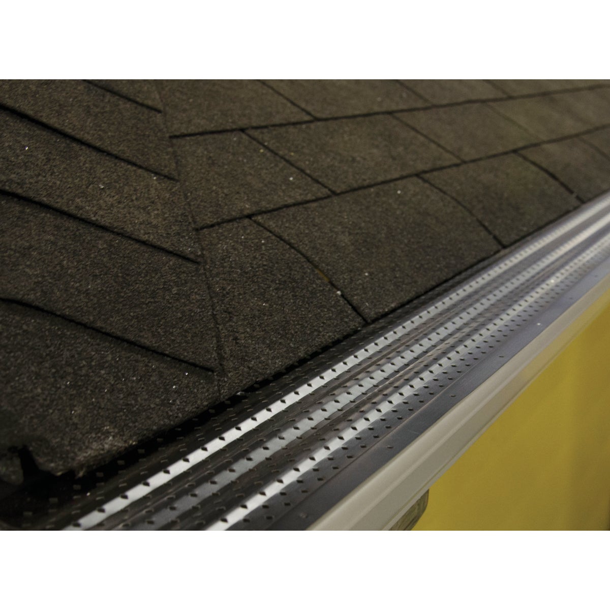 Sprectra Pro Select Armour Shield 5 In. x 4 Ft. Black Aluminum Gutter Guard (5-Piece) Image 2