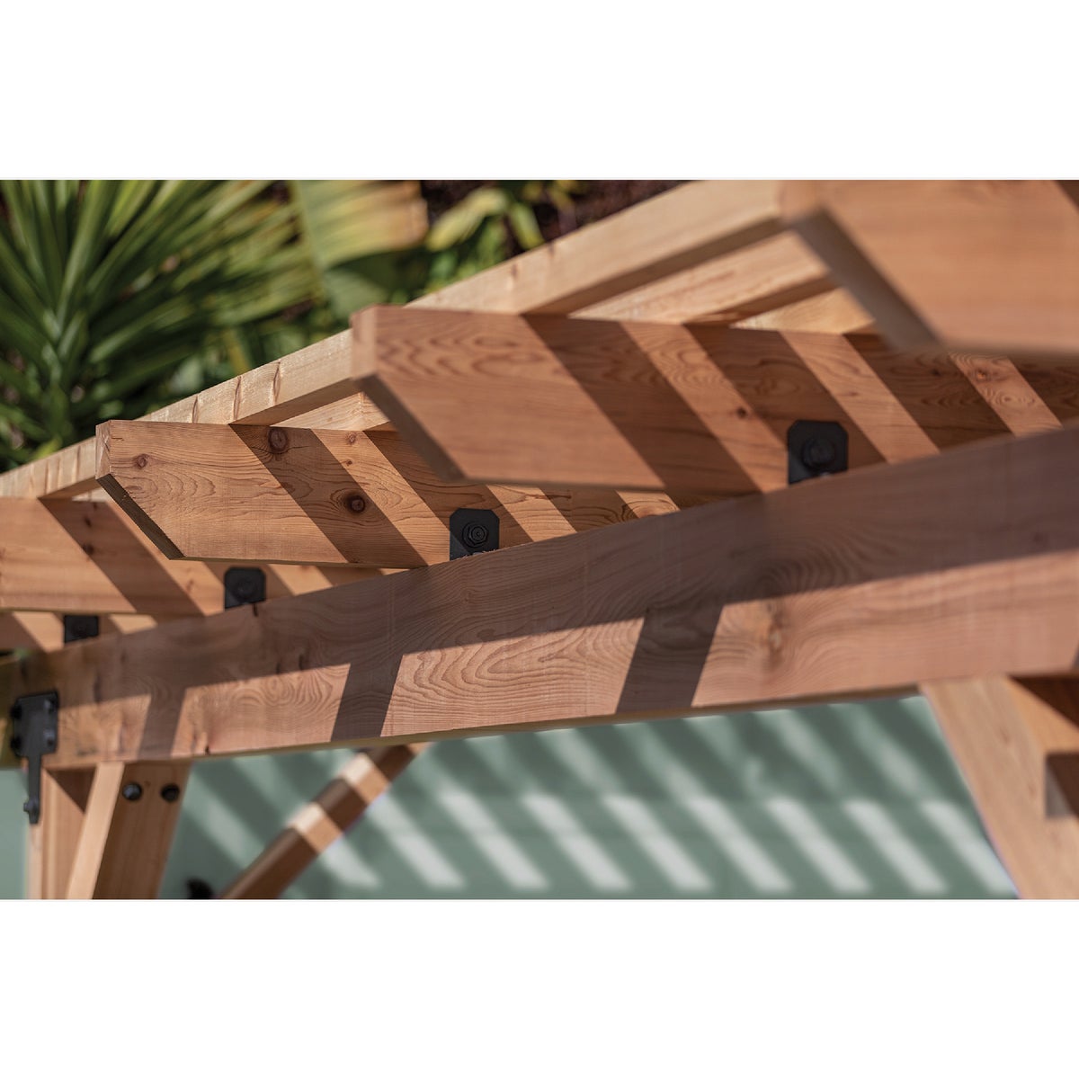 Simpson Strong-Tie Outdoor Accents Avant Collection ZMAX 4X 90 Deg. 12 ga Black Framing Angle Image 4