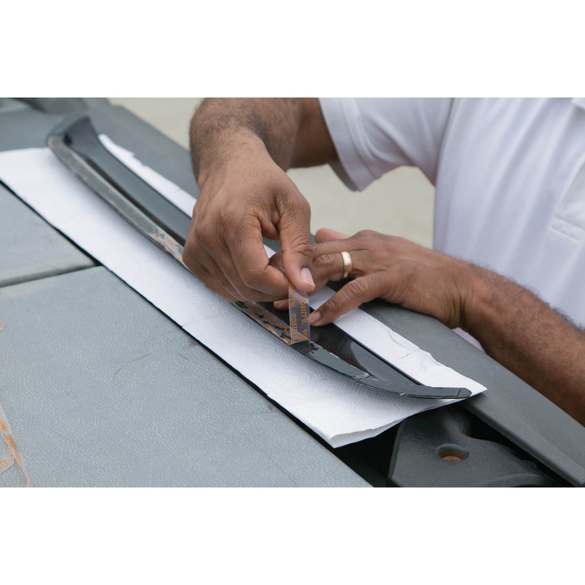 Gorilla 1 In. x 150 In. Tough & Clear Double-Sided Mounting Tape (38 Lb. Capacity) Image 2