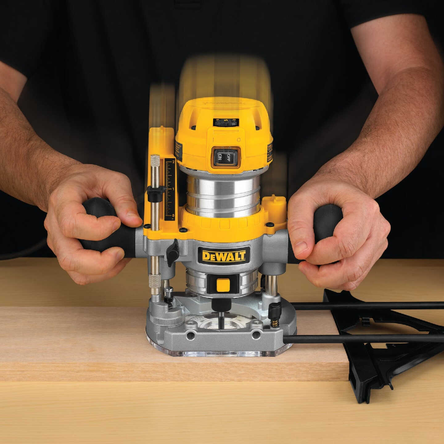 DEWALT 7-Amp 1.25 HP Compact Router Kit with Plunge Base Image 6