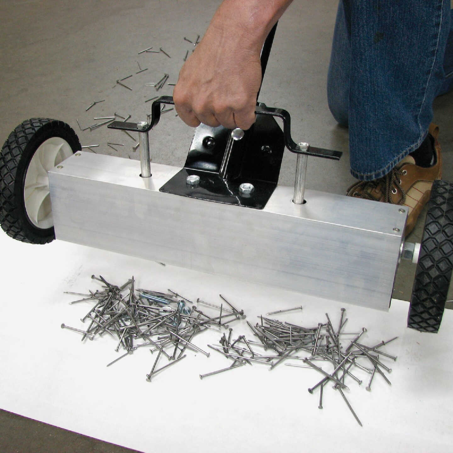Master Magnetics 18 in. Magnetic Floor Sweeper Image 2