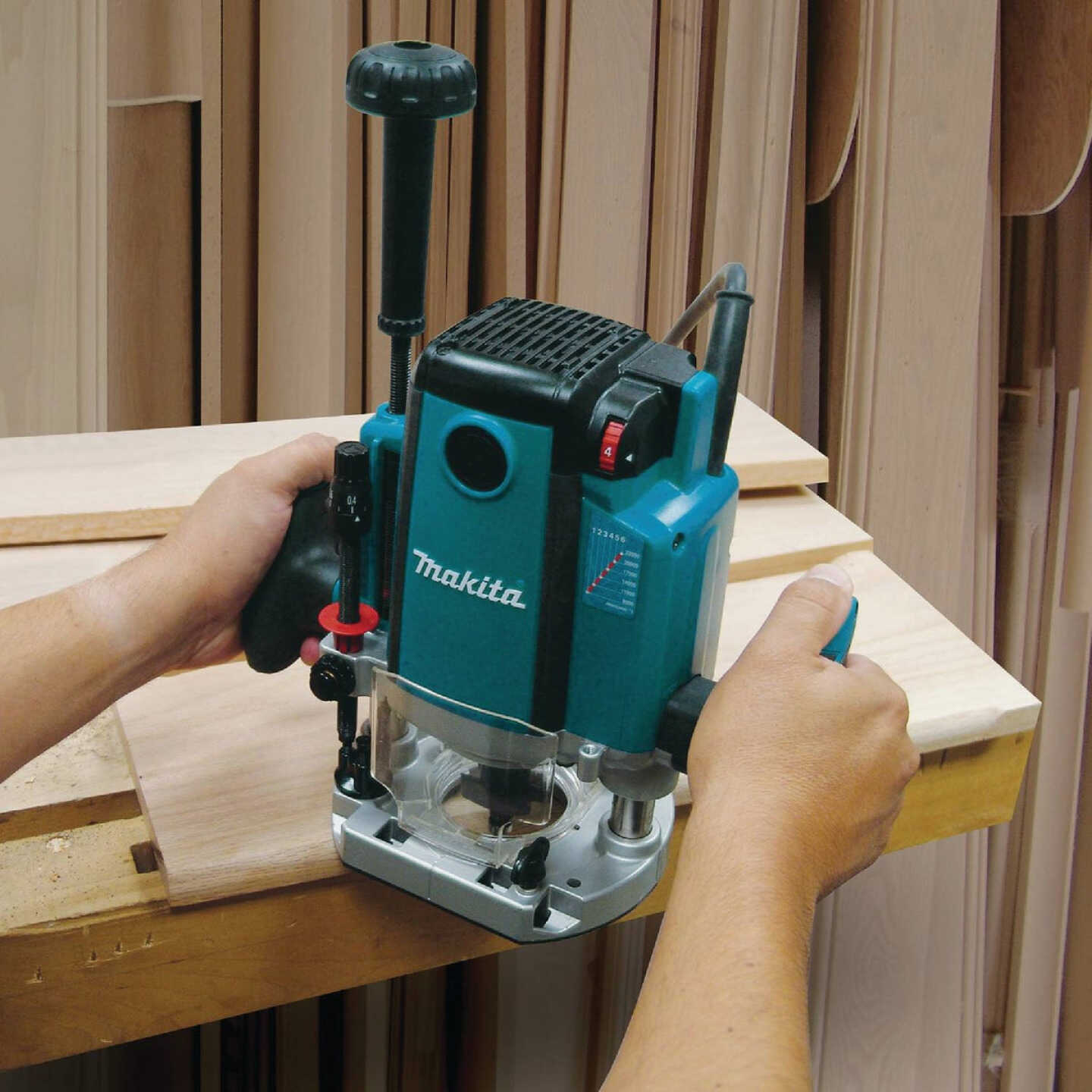 Makita 15-Amp 3.25 HP Plunge Router Image 2