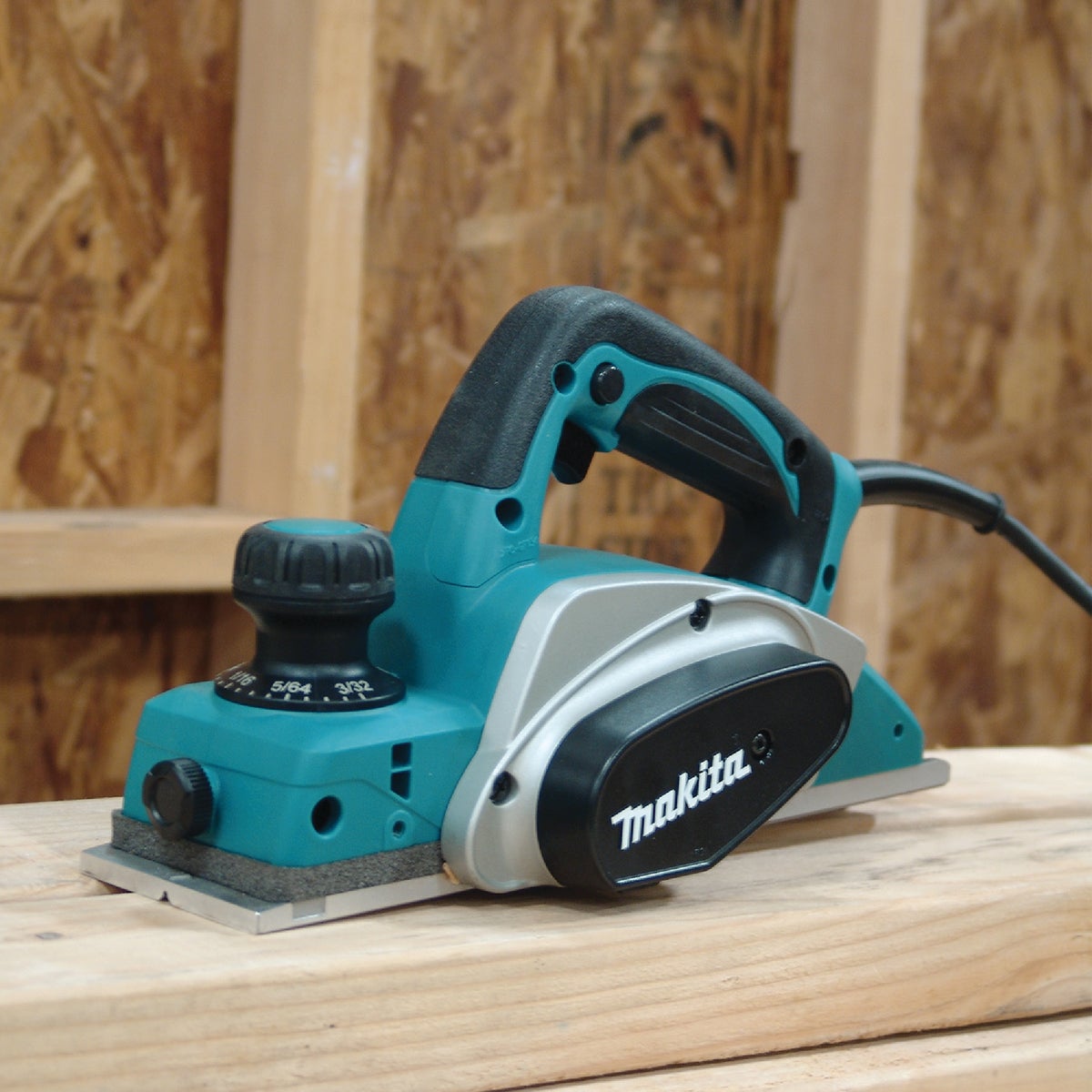 Makita 6.5A 3-1/4 In. 3/32 In. Planing Depth Planer Image 2
