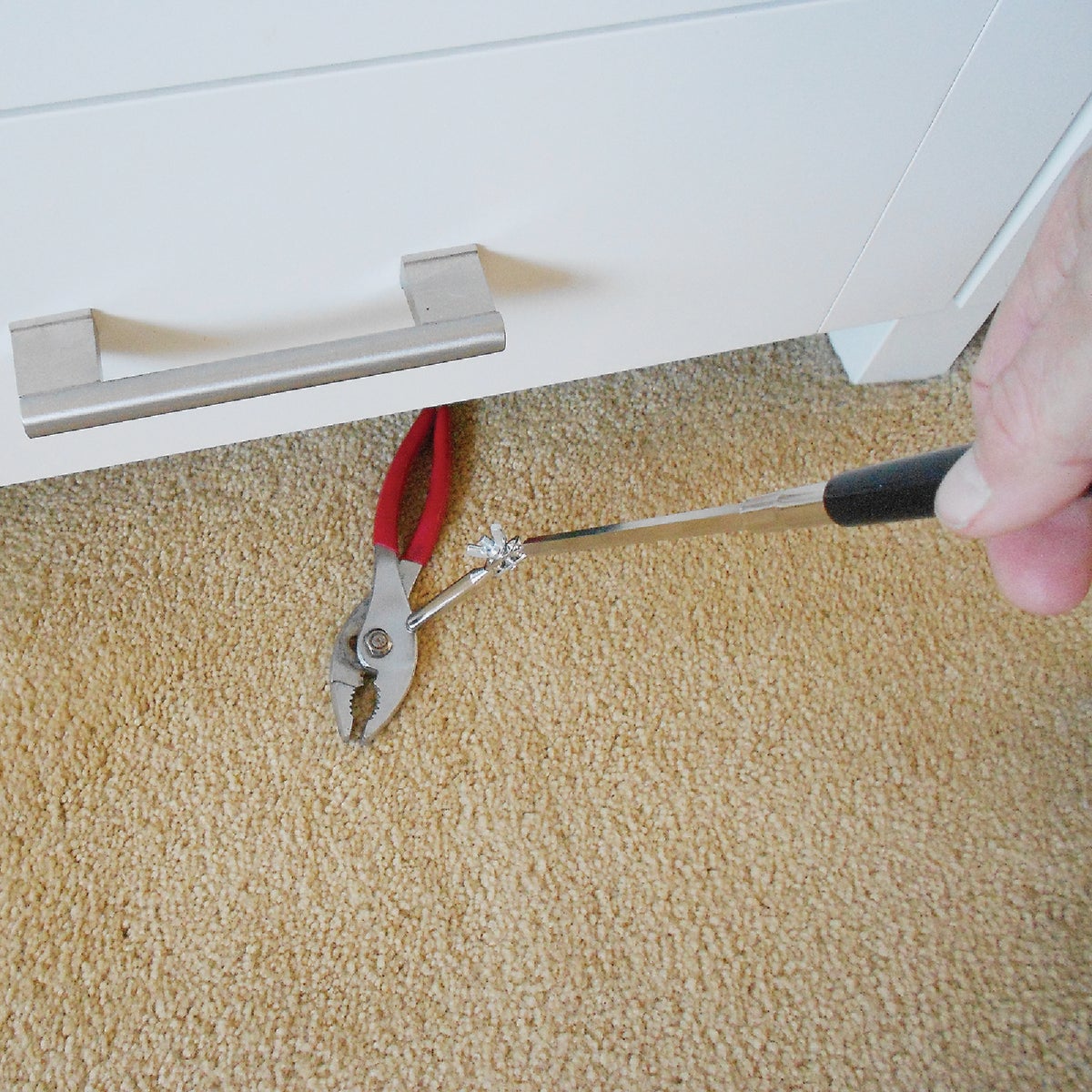 Master Magnetics 24 in. 5 Lb. Magnetic Pick-Up Tool Image 3