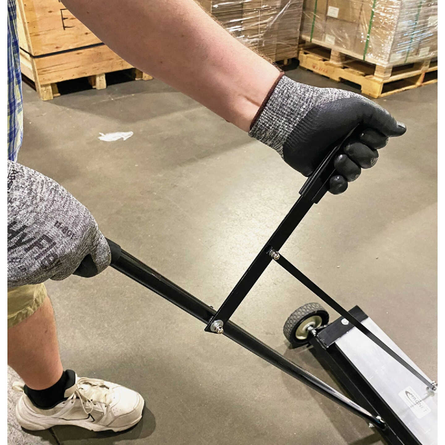 Master Magnetics 24 in. Magnetic Floor Sweeper Image 3