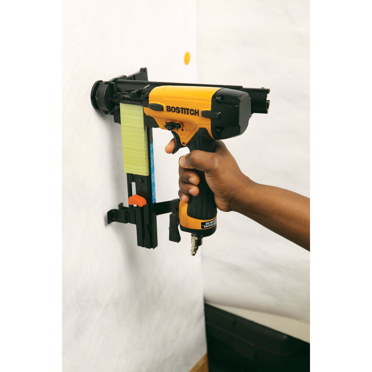 Bostitch 18-Gauge 5/16 In. Crown 1-1/2 In. Button Cap Finish Stapler Kit Image 3