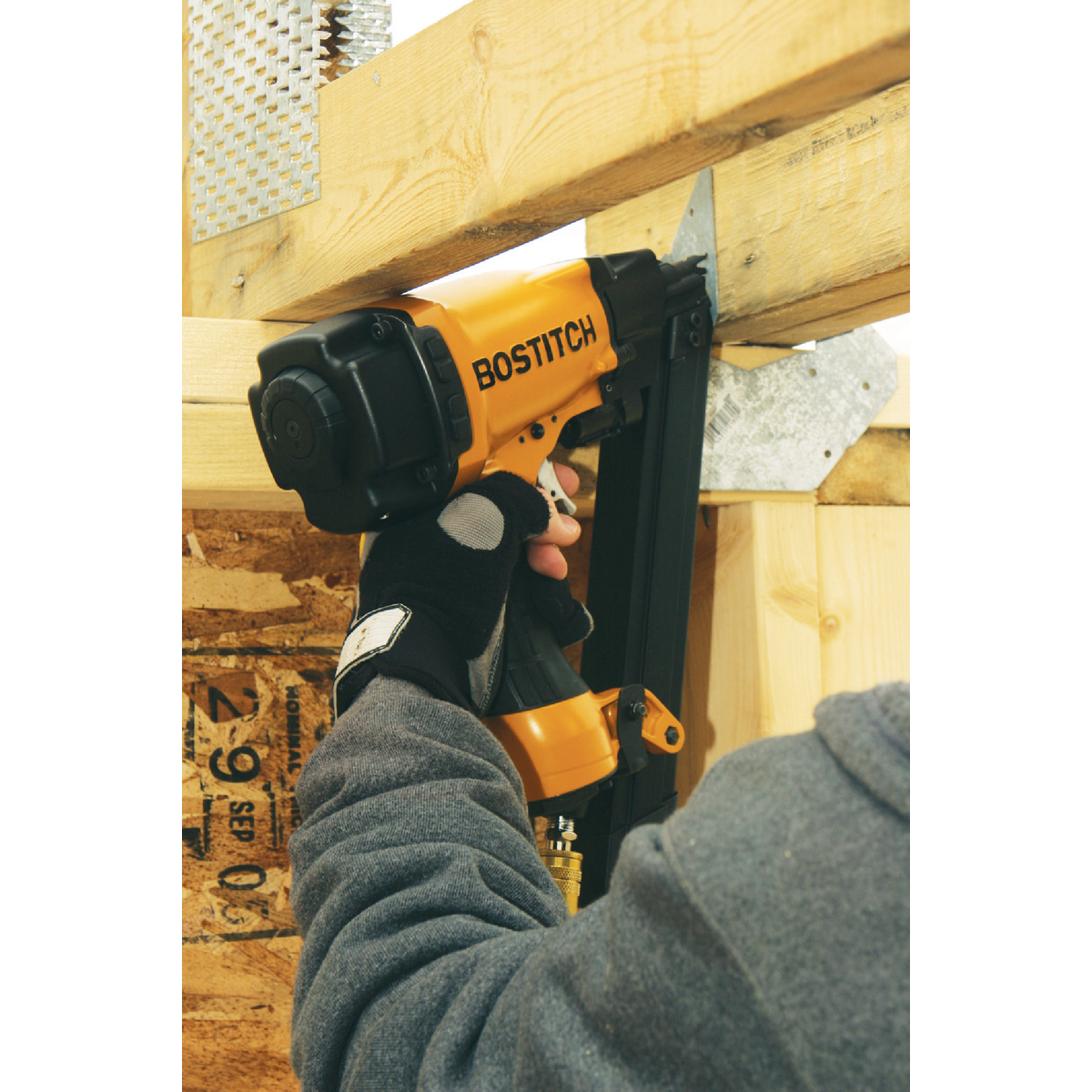 Bostitch 35 Degree 1-1/2 In. Paper Tape Strapshot Metal Connector Framing Nailer with Short Magazine Image 2