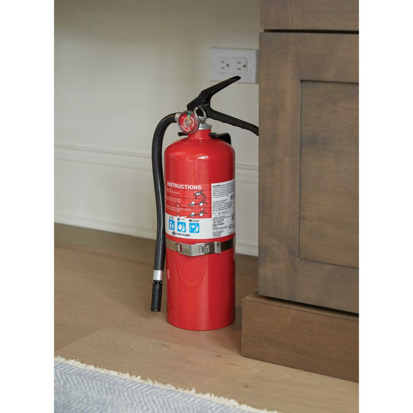 First Alert 3-A:40-B:C Rechargeable Heavy-Duty Commercial/Residential Fire Extinguisher Image 2