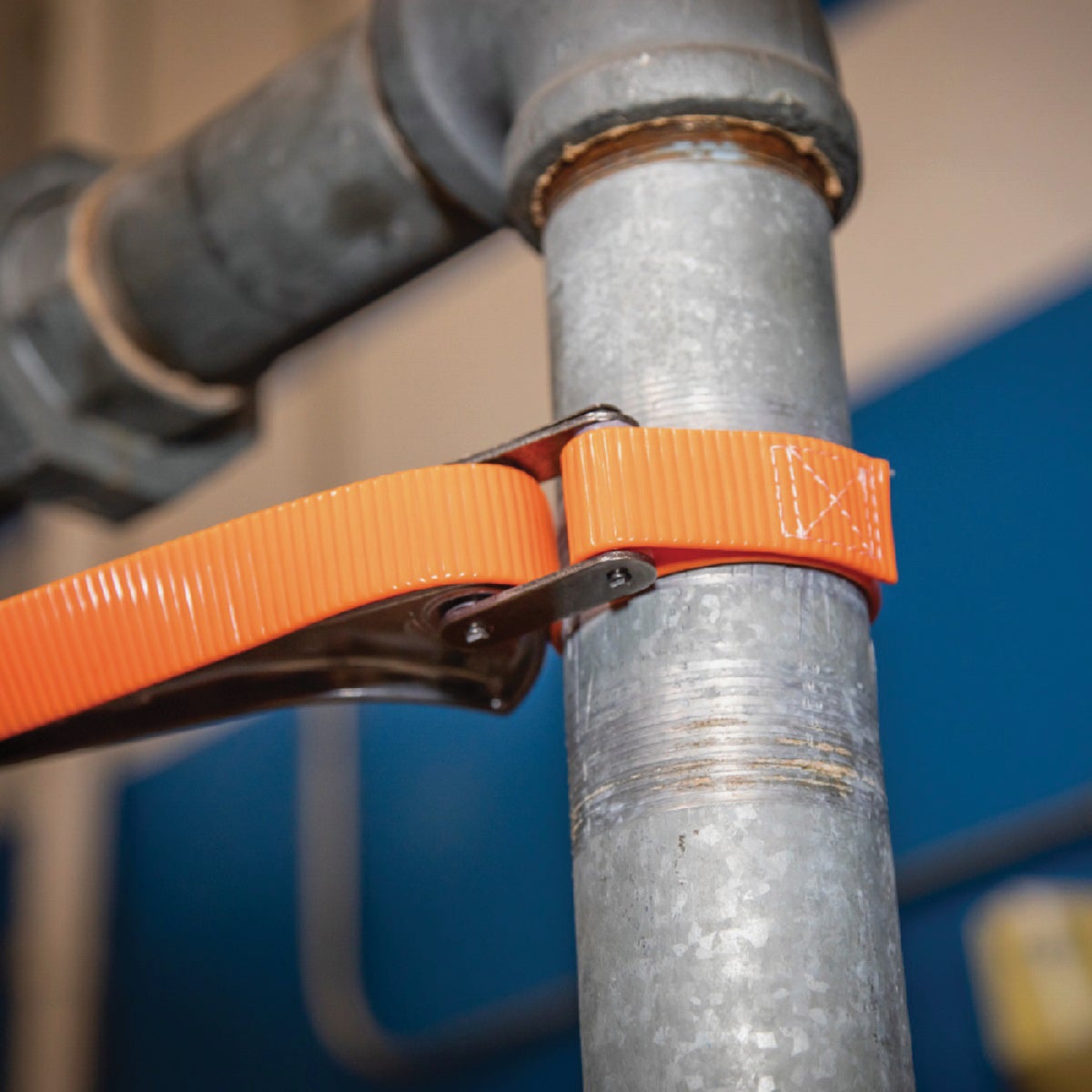 Klein Grip-It 1-1/2 In. to 5 In. Strap Wrench with 12 In. Handle Image 2