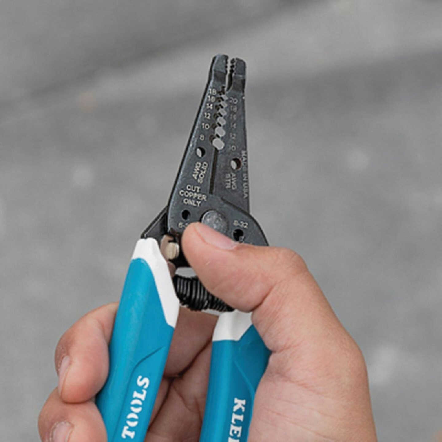 Klein 7.4 In. 8 to 18 AWG Solid, 10 to 20 Stranded Wire Stripper Image 2
