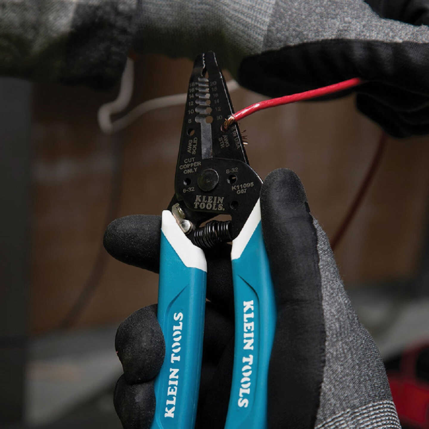 Klein 7.4 In. 8 to 18 AWG Solid, 10 to 20 Stranded Wire Stripper Image 6