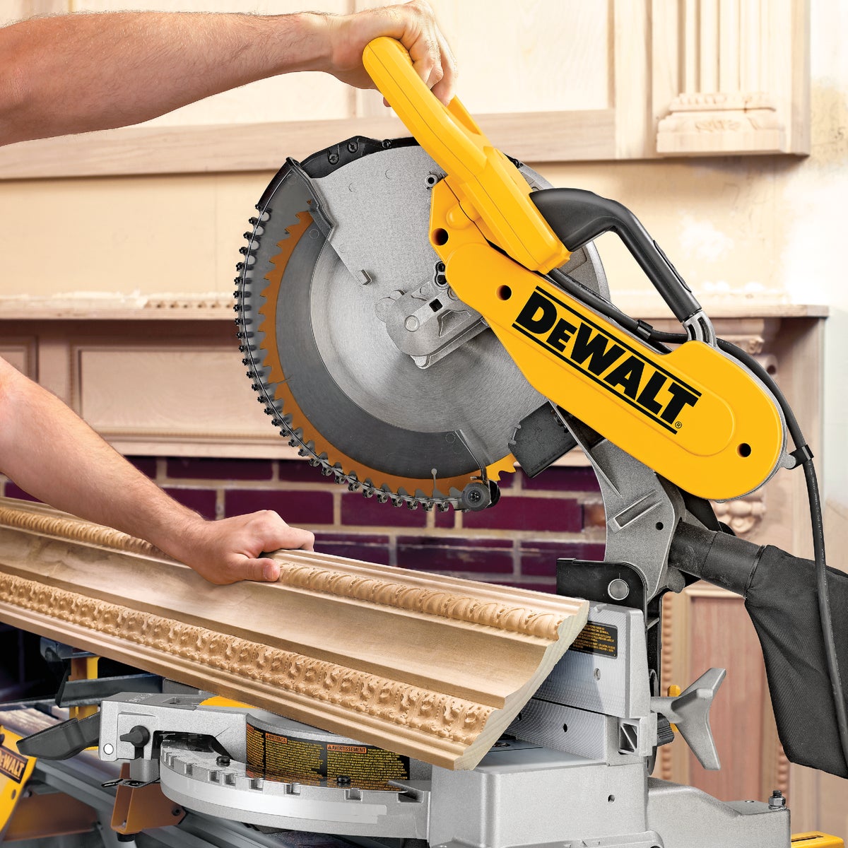 DEWALT 12 In. 15-Amp Dual-Bevel Compound Miter Saw Image 6