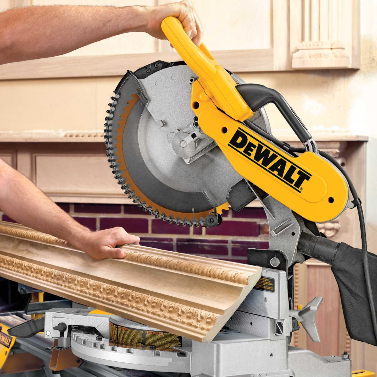 DEWALT 12 In. 15-Amp Dual-Bevel Compound Miter Saw Image 6