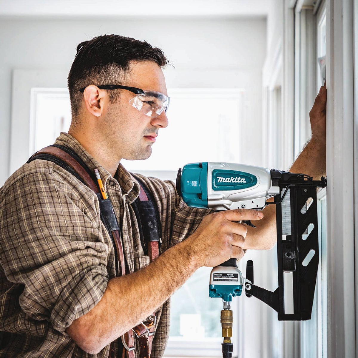 Makita 16-Gauge 2-1/2 In. Straight Finish Nailer Image 2