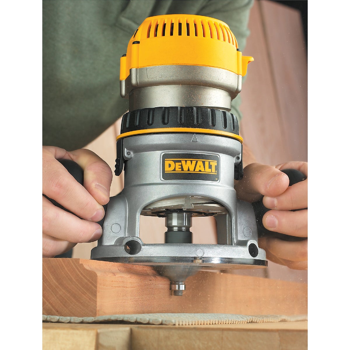 DEWALT 11-Amp 1.75 HP Fixed Based Router Image 3
