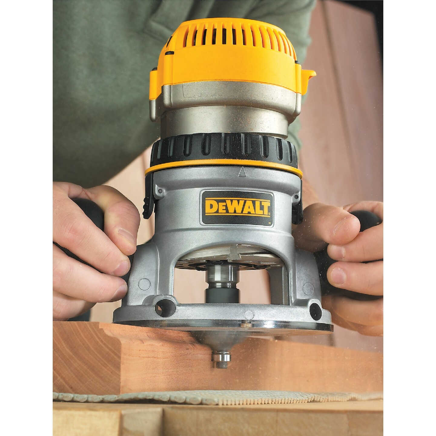 DEWALT 11-Amp 1.75 HP Fixed Based Router Image 3
