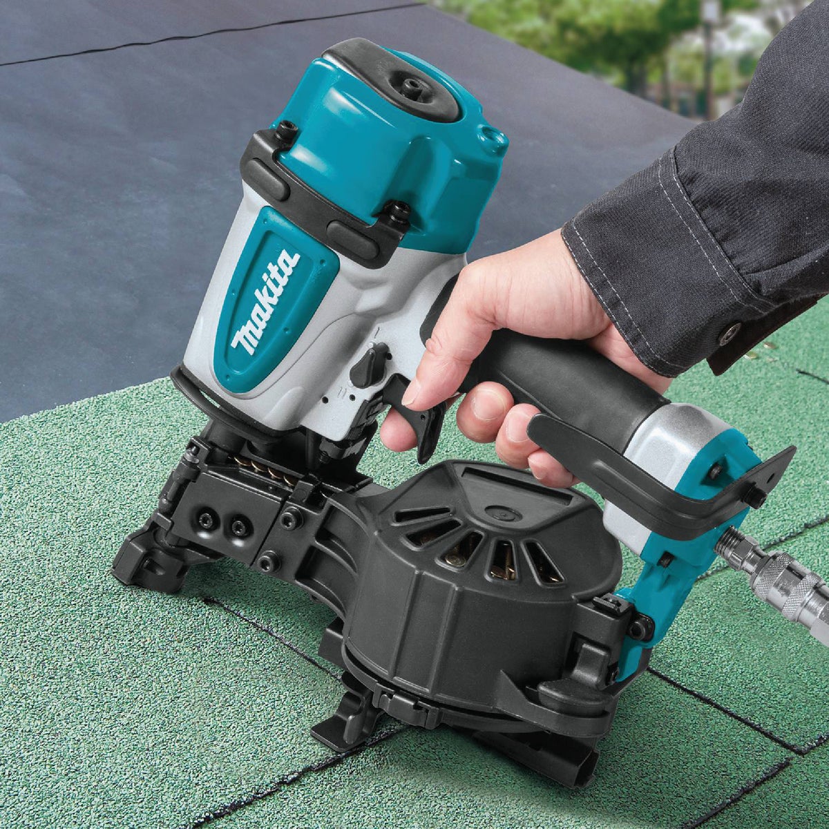 Makita Straight 1-3/4 In. Coil Roofing Nailer Image 2