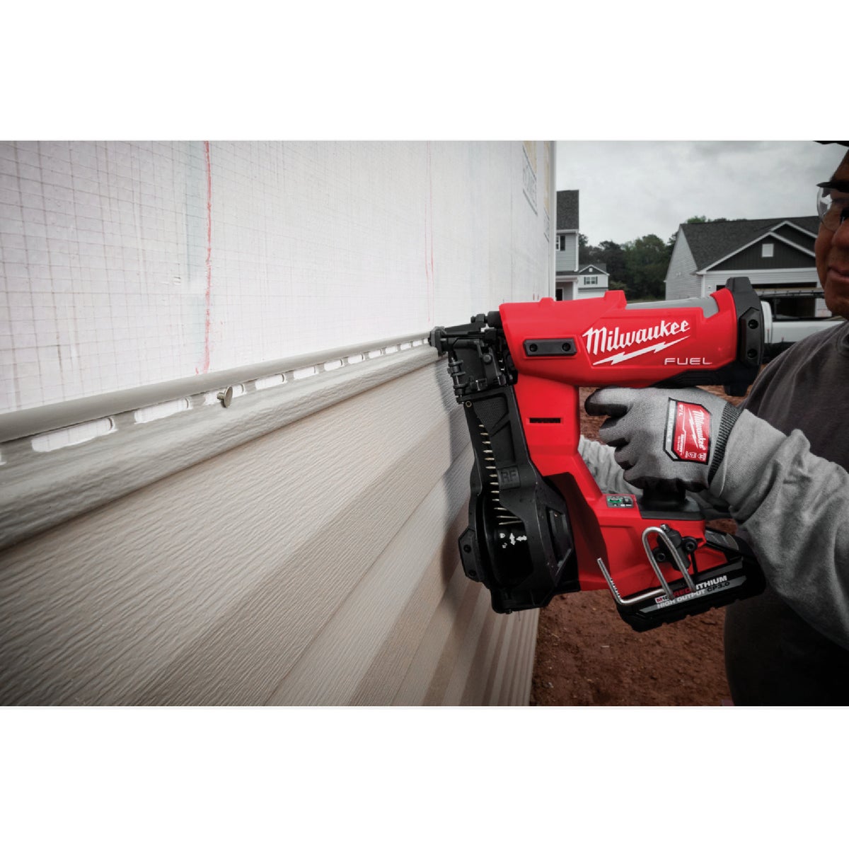 Milwaukee M18 FUEL Brushless Cordless Coil Roofing Nailer Kit with 3.0 Ah Battery & Charger Image 10