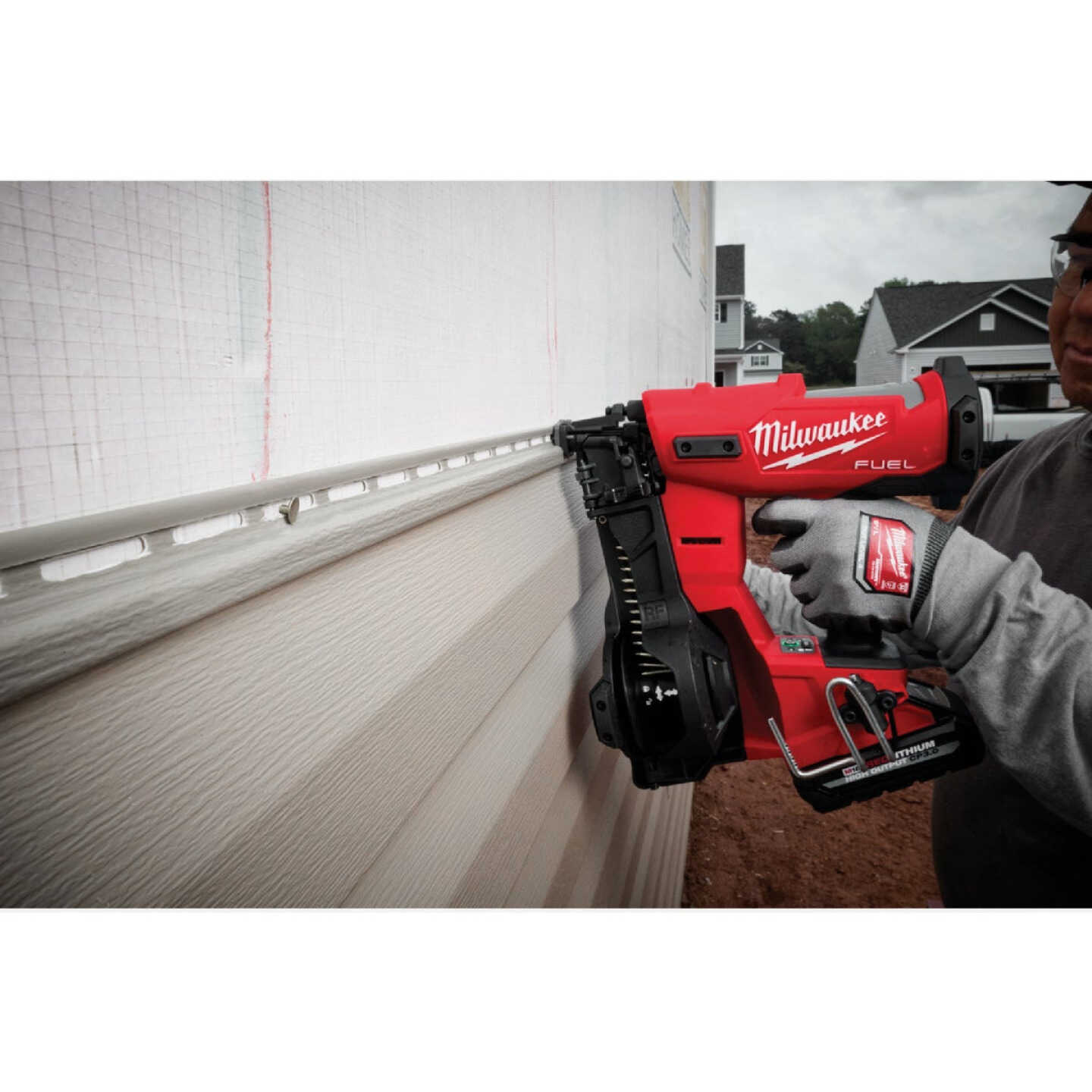 Milwaukee M18 FUEL Brushless Cordless Coil Roofing Nailer Kit with 3.0 Ah Battery & Charger Image 10