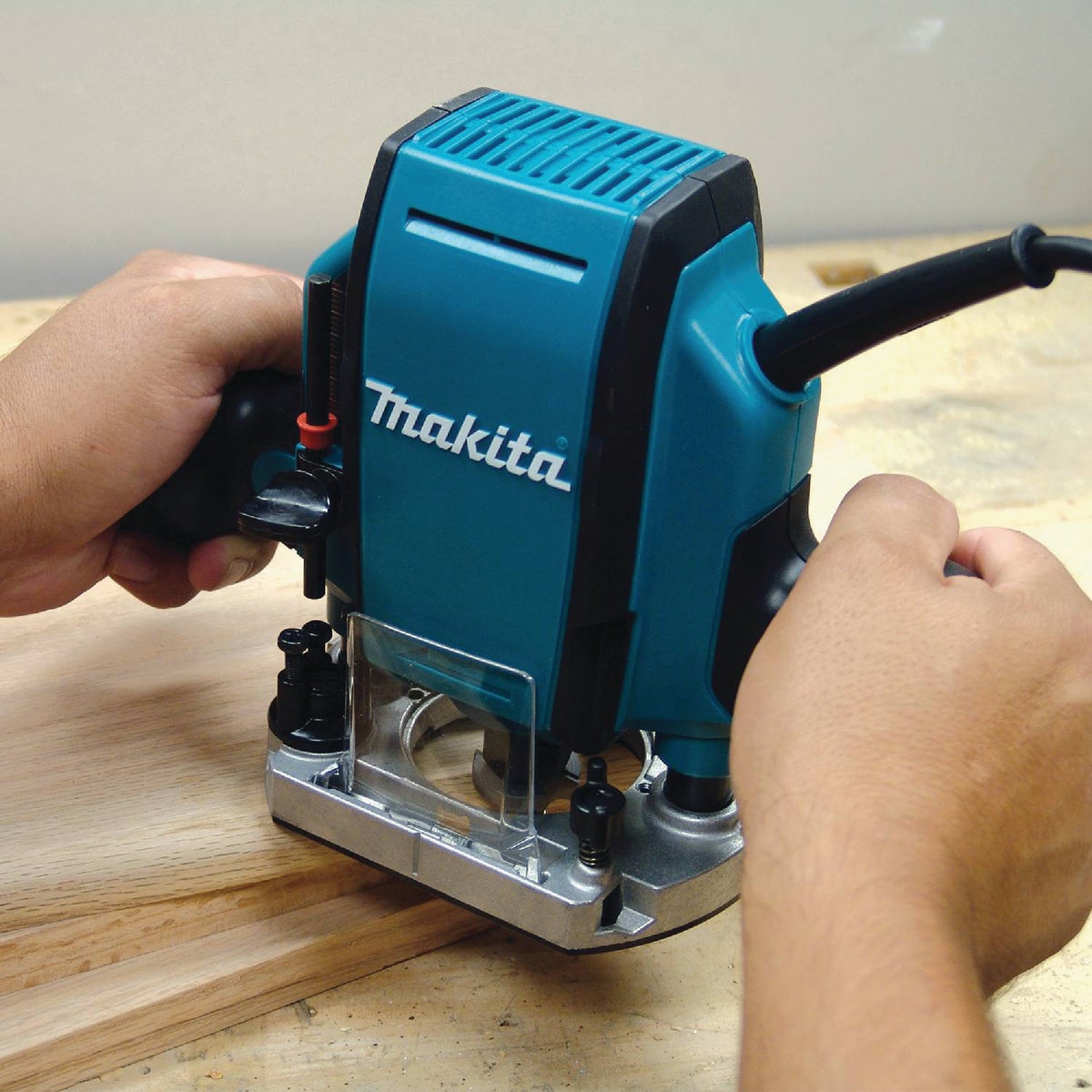 Makita 8-Amp 1.25 HP Plunge Router Image 2