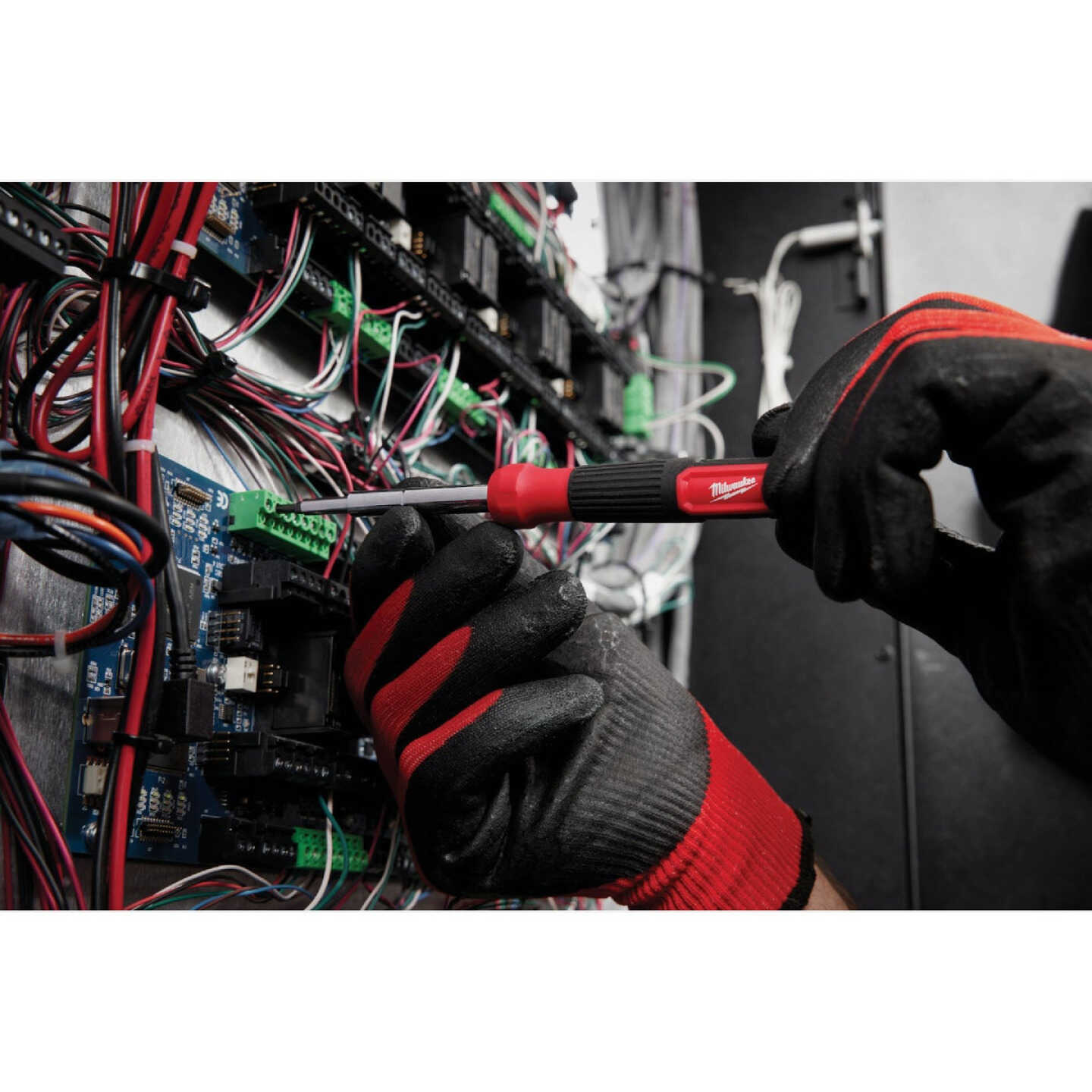 Milwaukee 14-In-1 Precision Multi-Bit Screwdriver Image 5