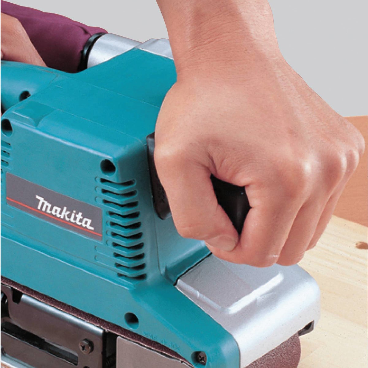 Makita 3 In. x 21 In. 8.8-Amp Belt Sander Image 6