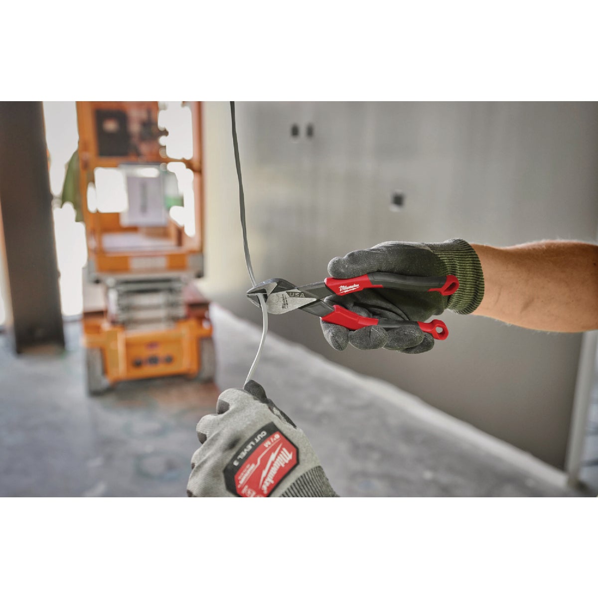 Milwaukee 7 In. Comfort Grip Diagonal Cutting Pliers (USA) Image 6