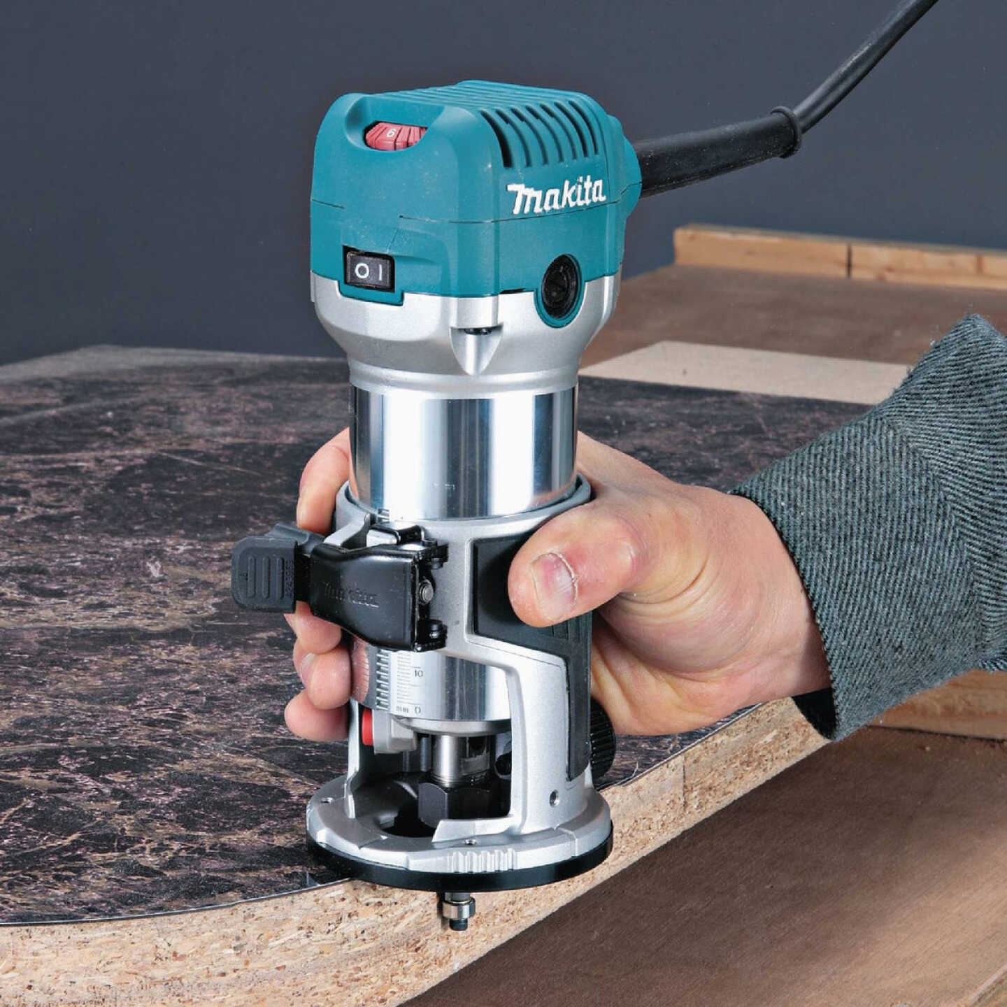 Makita 6.5-Amp 1.25 HP Variable Speed Compact Router Image 3