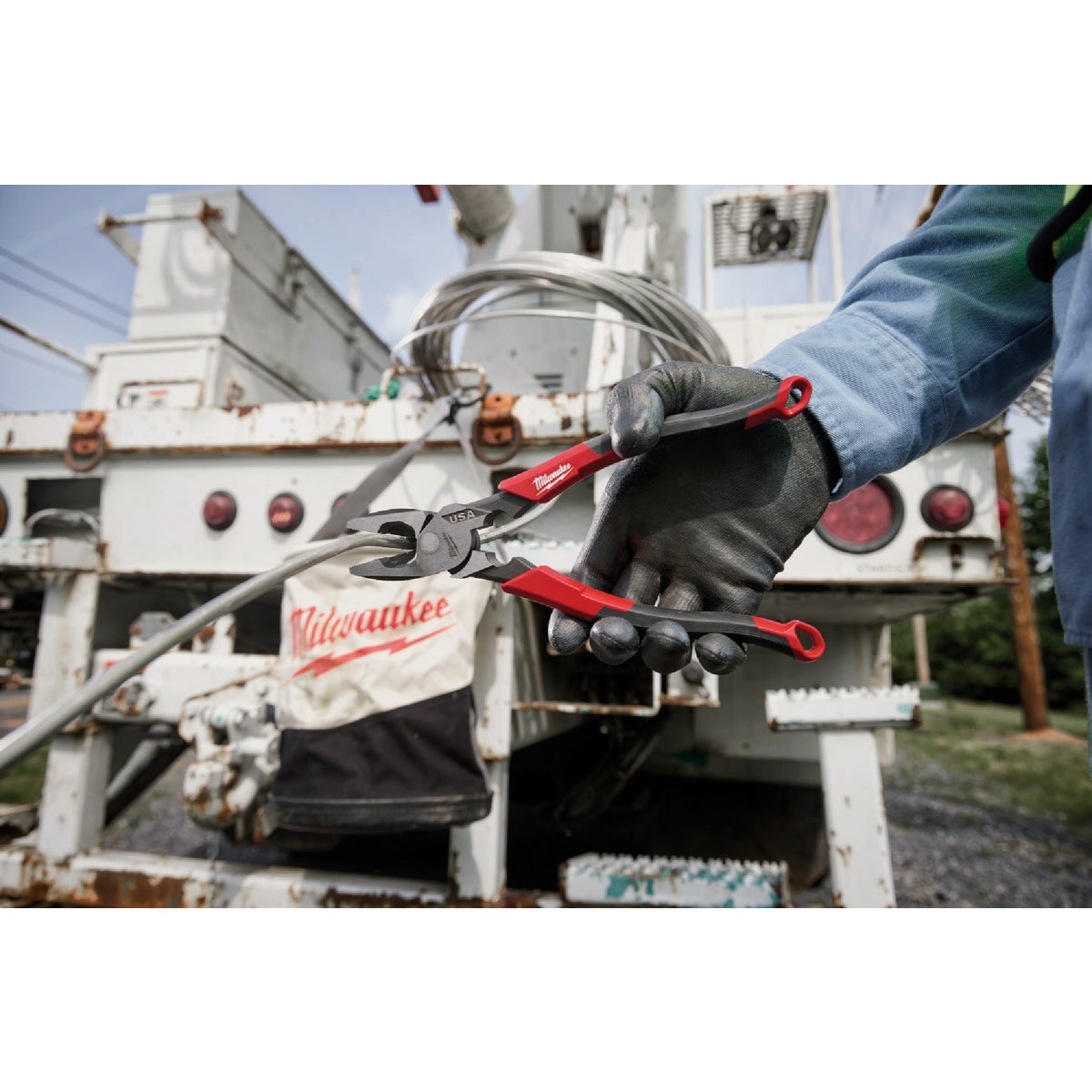 Milwaukee 9 In. Comfort Grip Linesman Pliers with Thread Cleaner Image 5