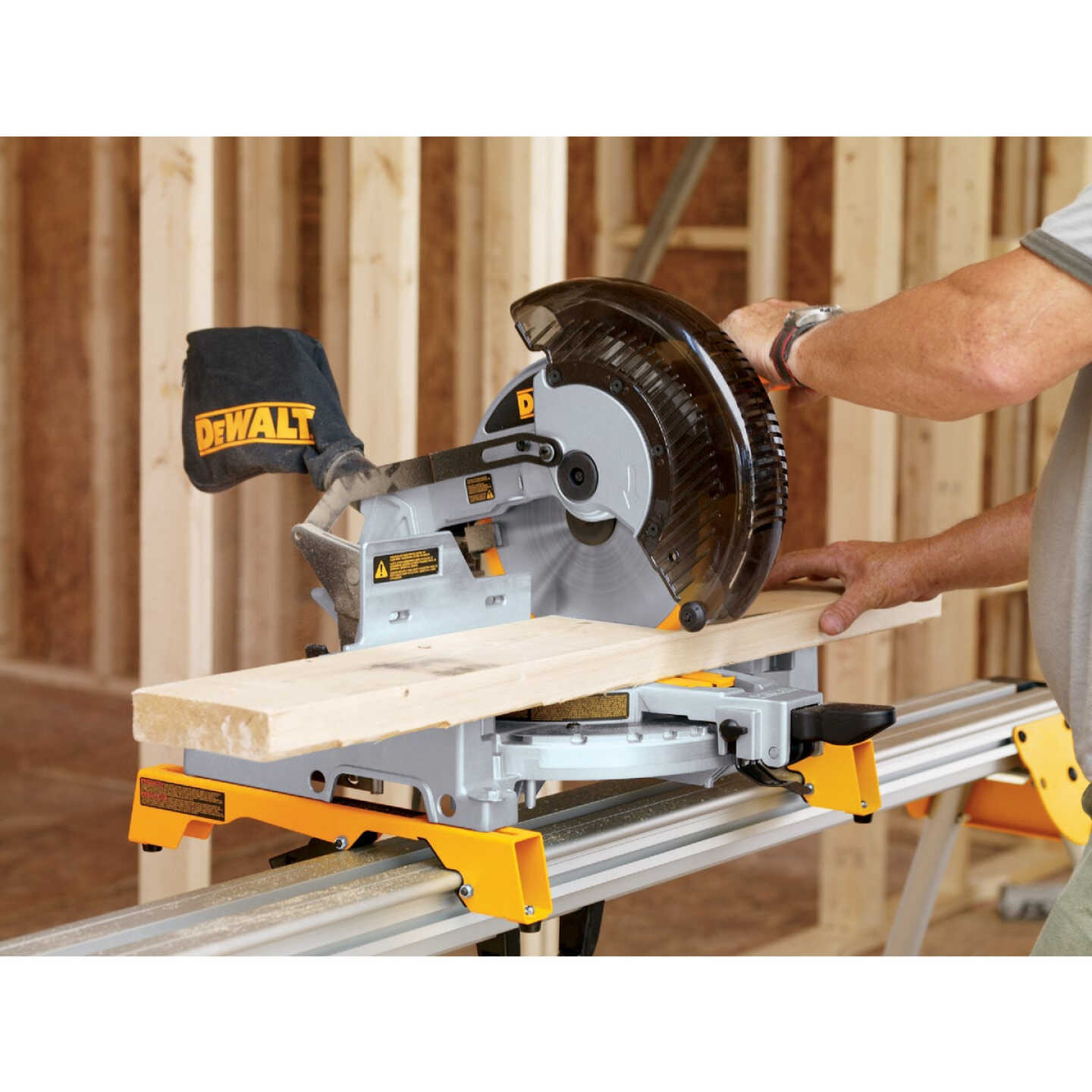 DEWALT 10 In. 15-Amp Single-Bevel Compound Miter Saw Image 3