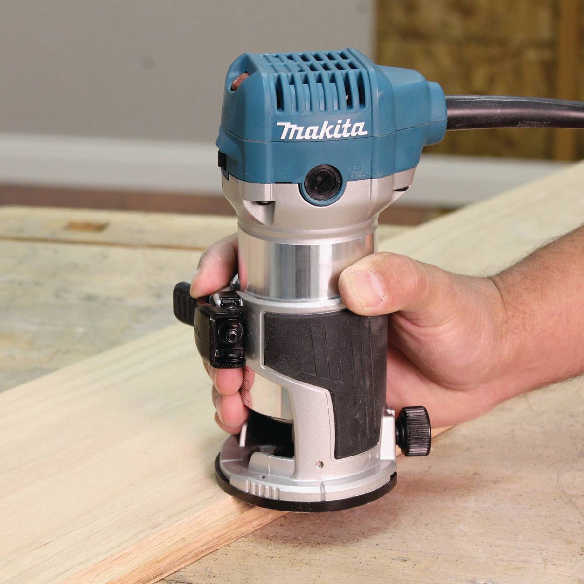 Makita 6.5-Amp 1.25 HP Variable Speed Compact Router Kit Image 6