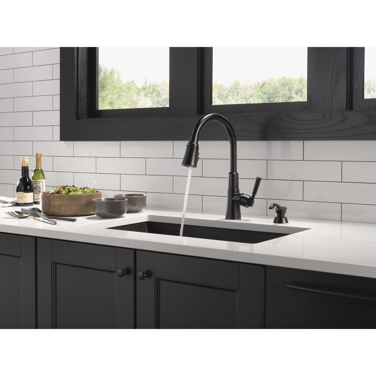 Delta Valo 1-Handle Pull-Down Kitchen Faucet with Soap Dispenser, Matte Black Image 6