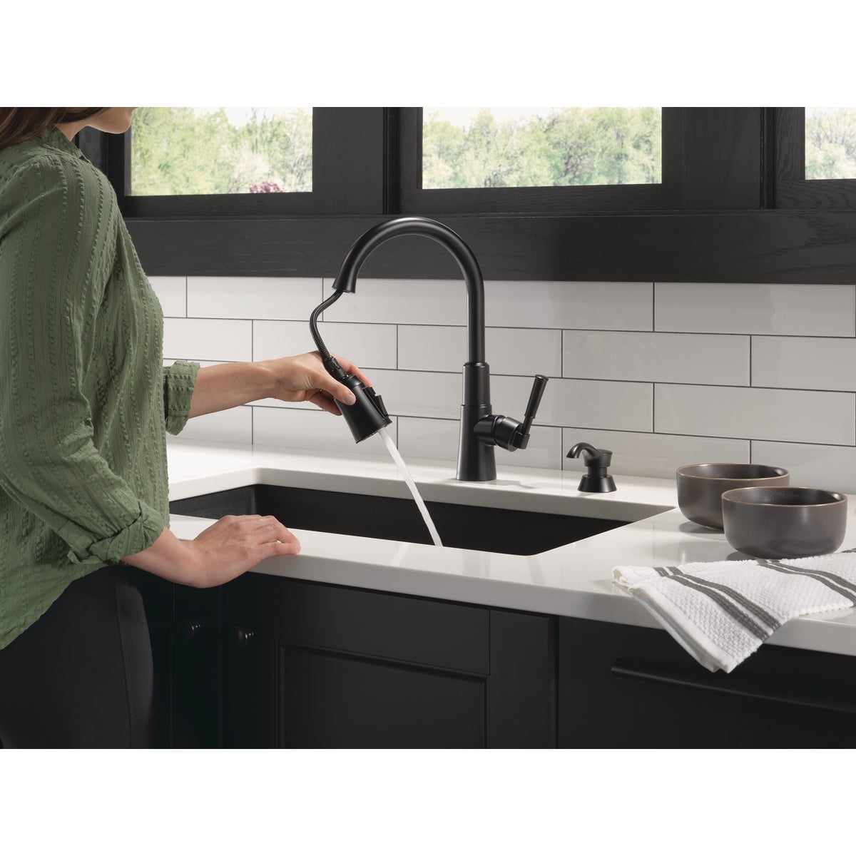 Delta Valo 1-Handle Pull-Down Kitchen Faucet with Soap Dispenser, Matte Black Image 5