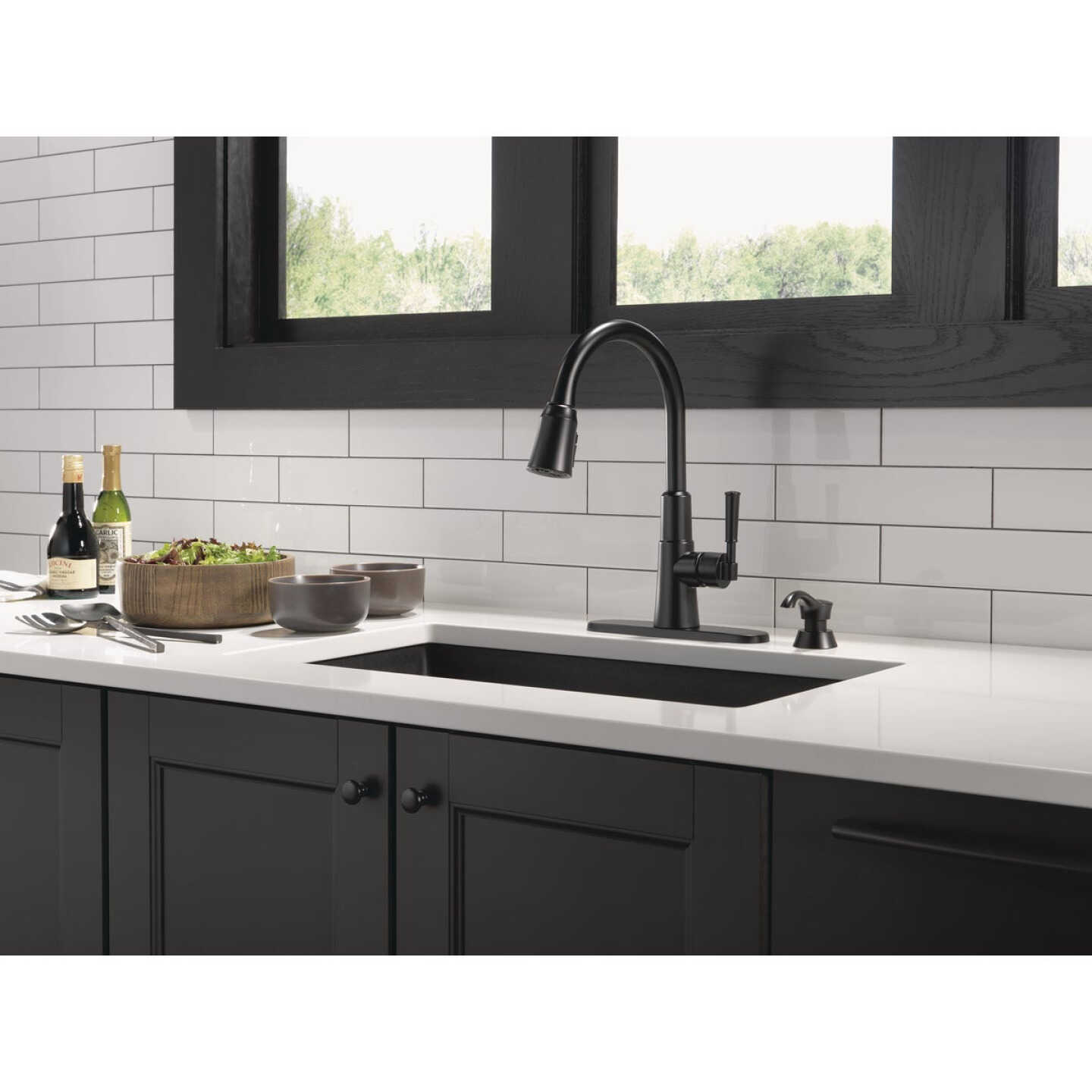 Delta Valo 1-Handle Pull-Down Kitchen Faucet with Soap Dispenser, Matte Black Image 3