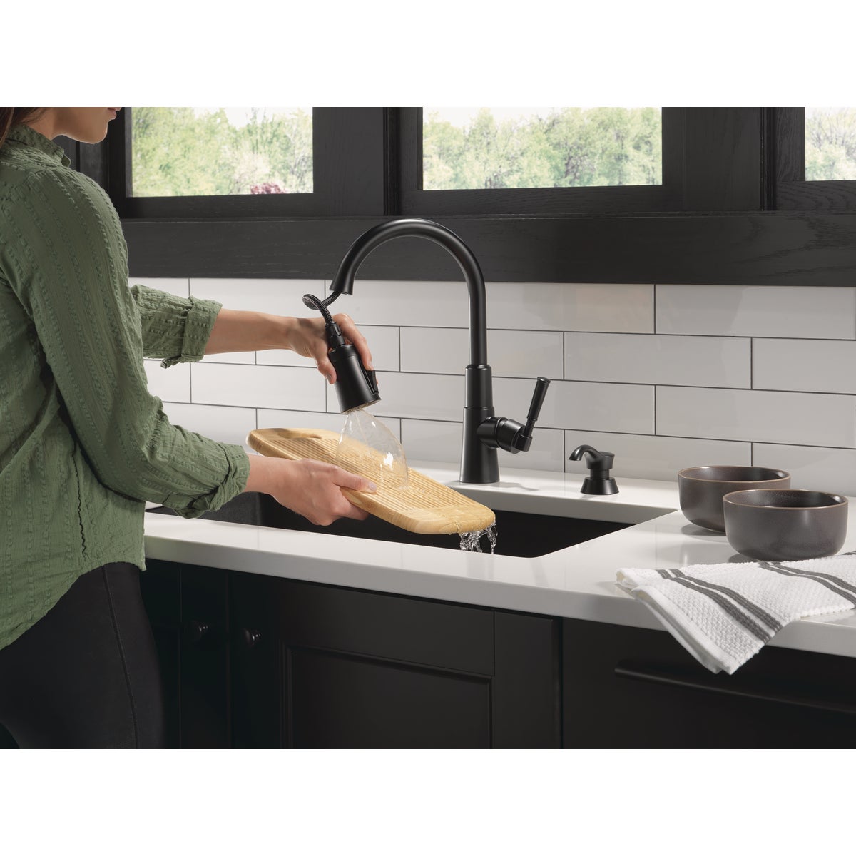 Delta Valo 1-Handle Pull-Down Kitchen Faucet with Soap Dispenser, Matte Black Image 4