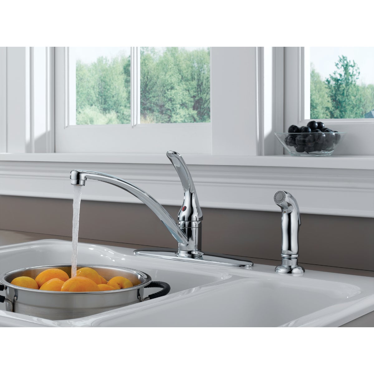 Delta Foundations 1-Handle Lever Kitchen Faucet with Side Spray, Chrome Image 3