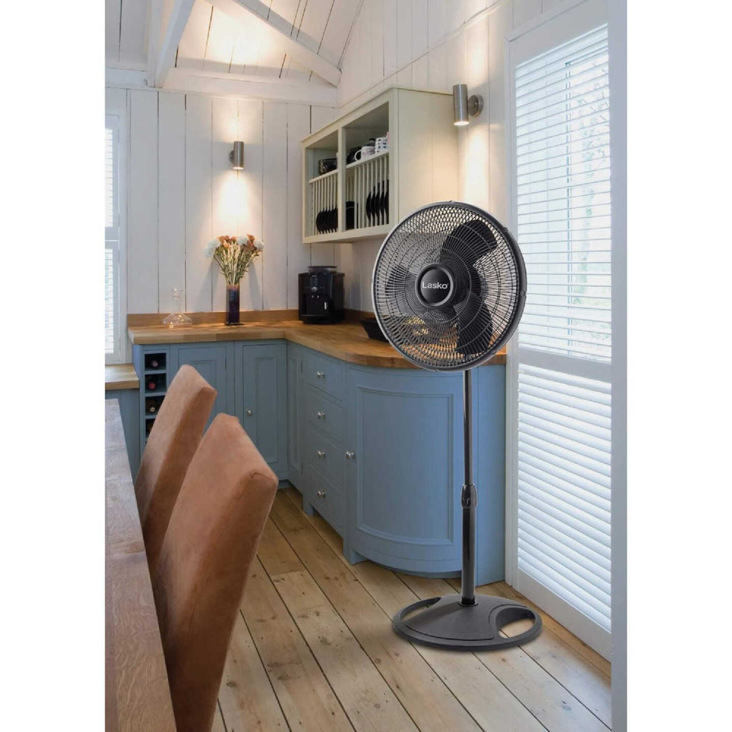 Lasko 16 In. Black Pedestal Fan Image 6