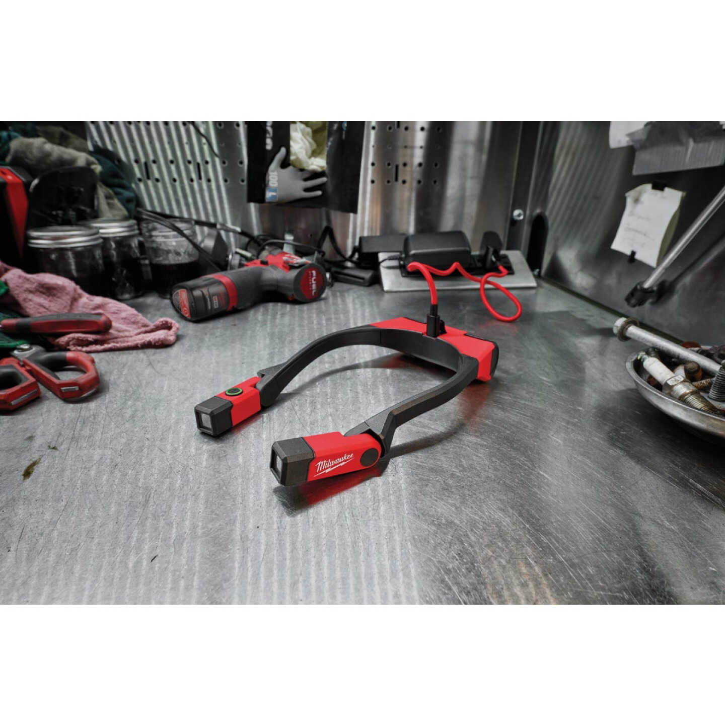 Milwaukee REDLITHIUM 400 Lm. USB Rechargeable LED Neck Light Image 6