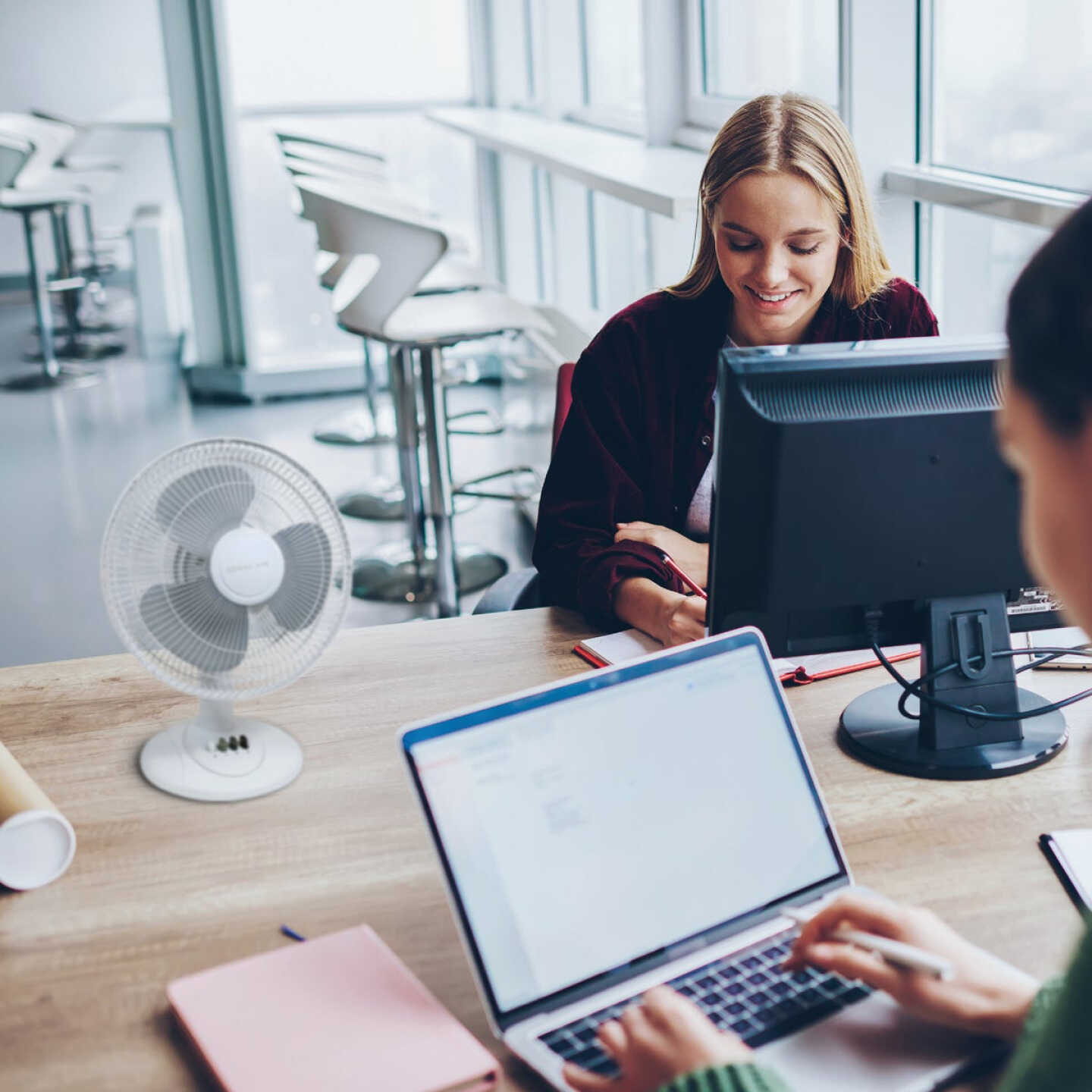 Denali Aire 12 In. 3-Speed White Oscillating Table Fan Image 2