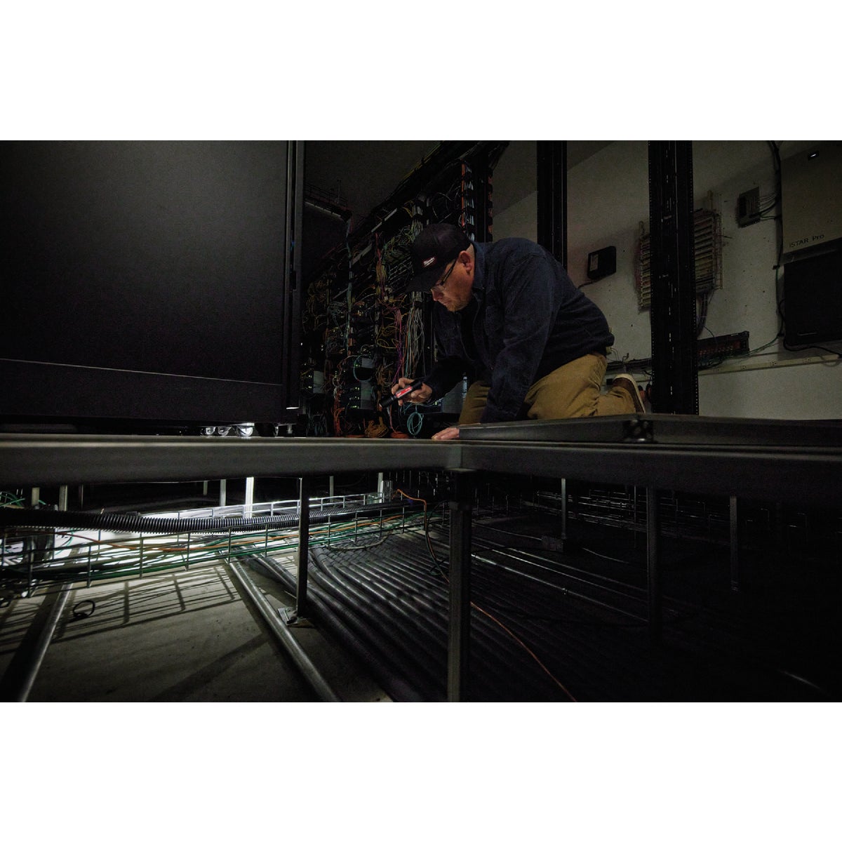 Milwaukee REDLITHIUM 2000 Lm. LED USB Slide Focus Flashlight Image 7