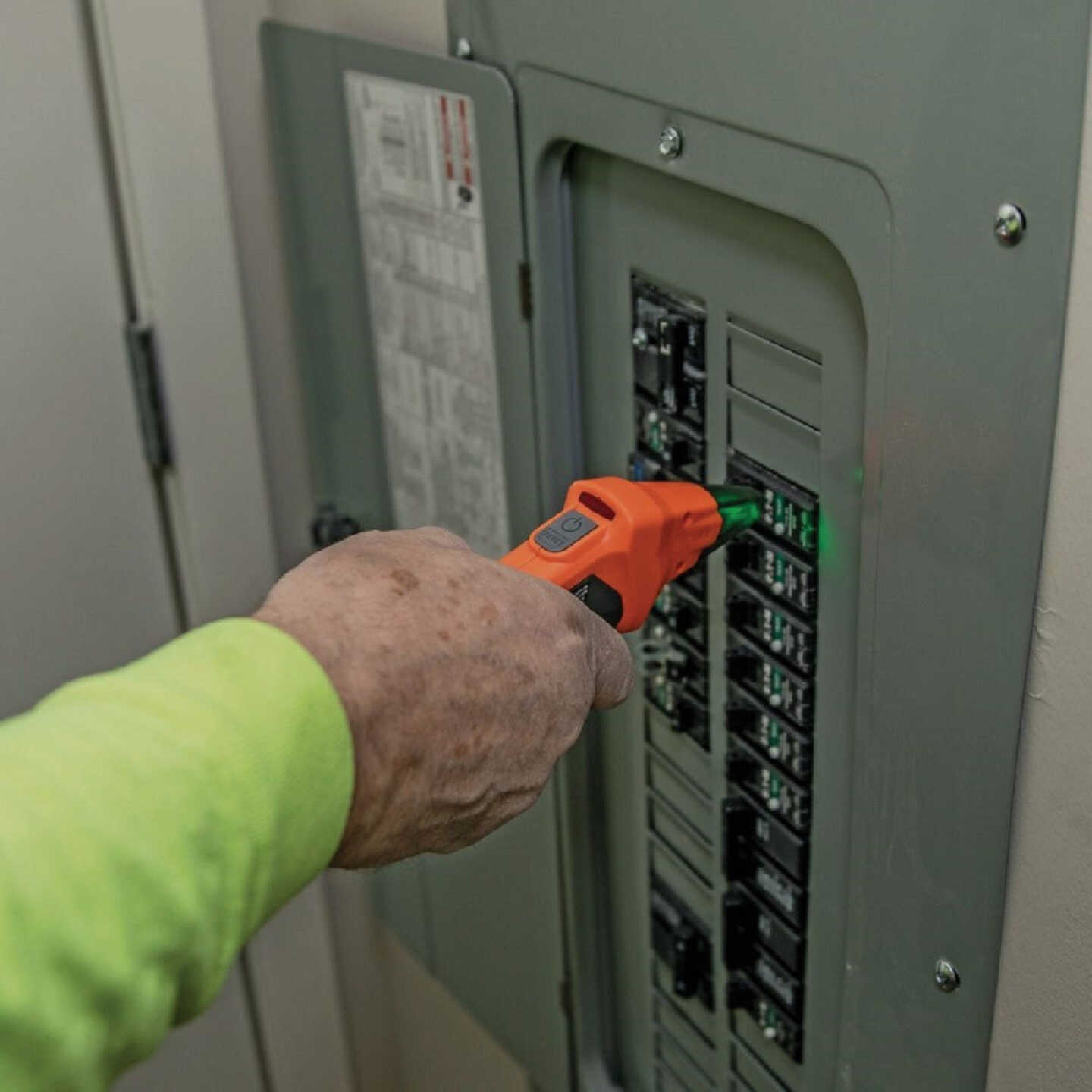 Klein 90V to 120V Circuit Breaker Finder with Integrated GFCI Outlet Tester Image 3