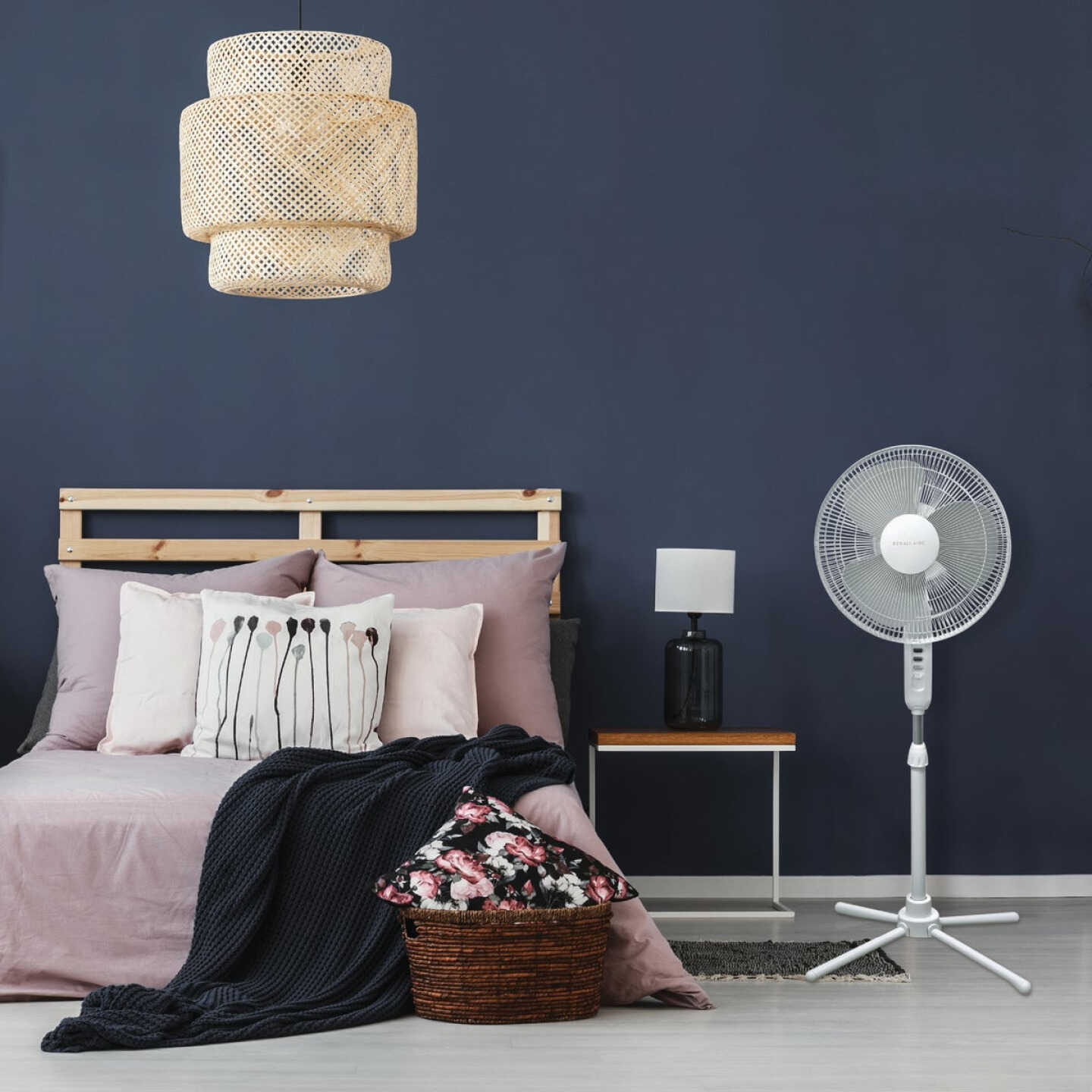 Denali Aire 16 In. 3-Speed White Oscillating Pedestal Fan Image 2