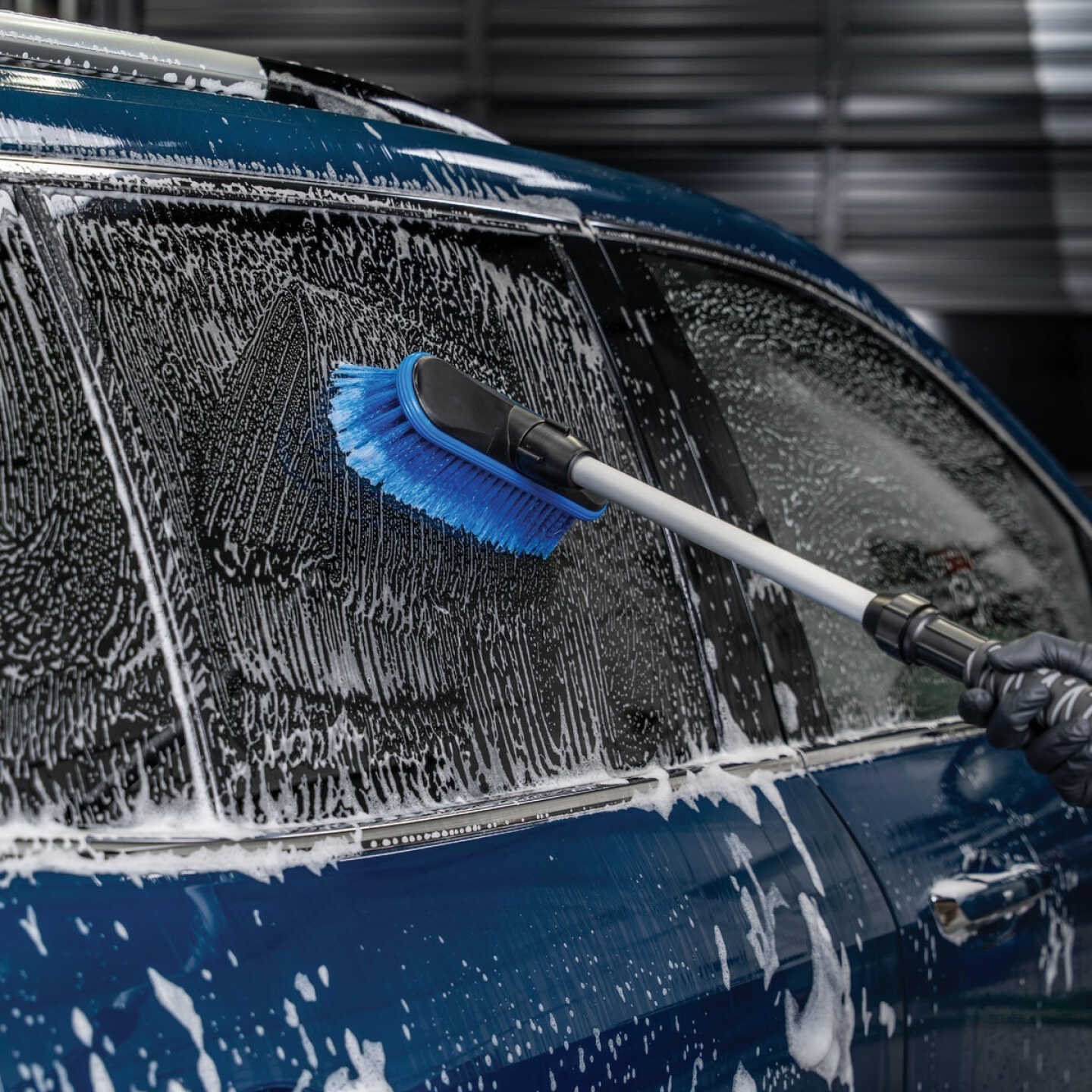 Viking 10 In. Deluxe Flo-Thru Wash Brush with 38 In. to 63-1/2 In. Telescoping Handle Image 2