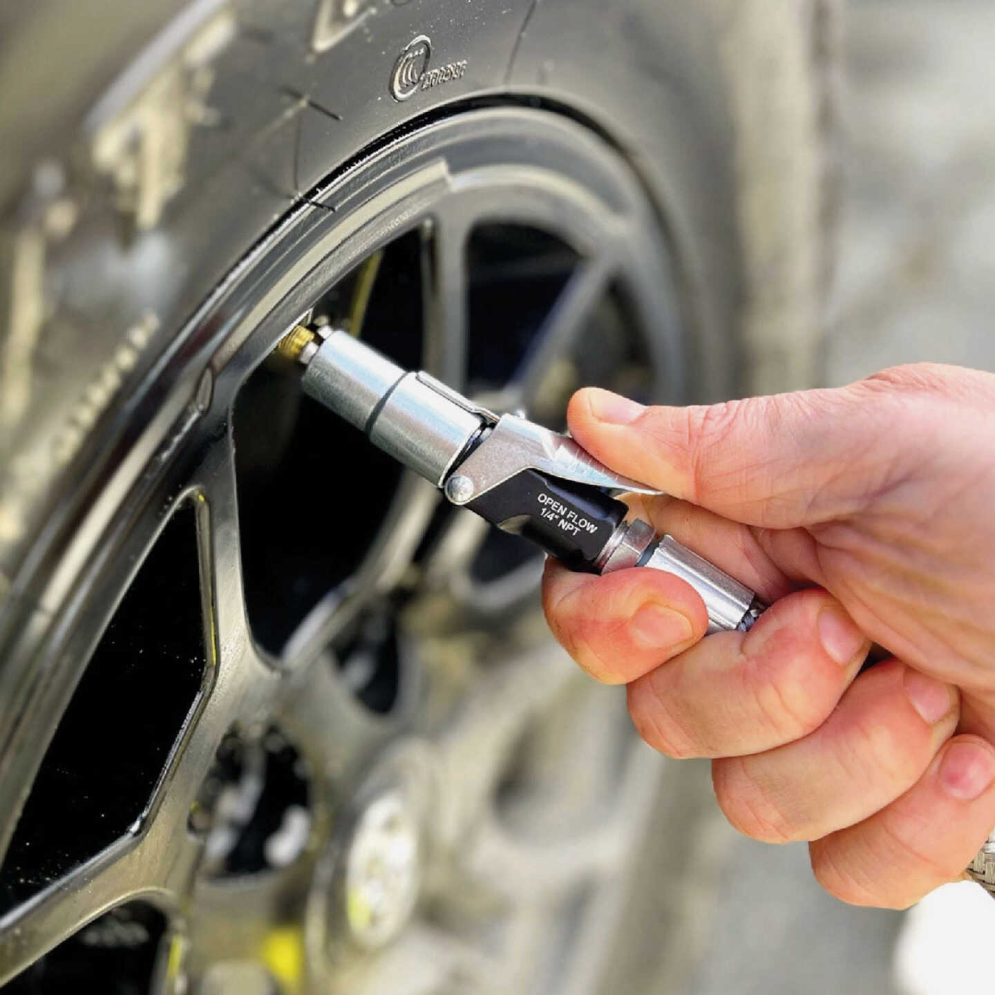 LockNFlate 1/4 NPT 150 psi Closed Flow Air Chuck Image 3