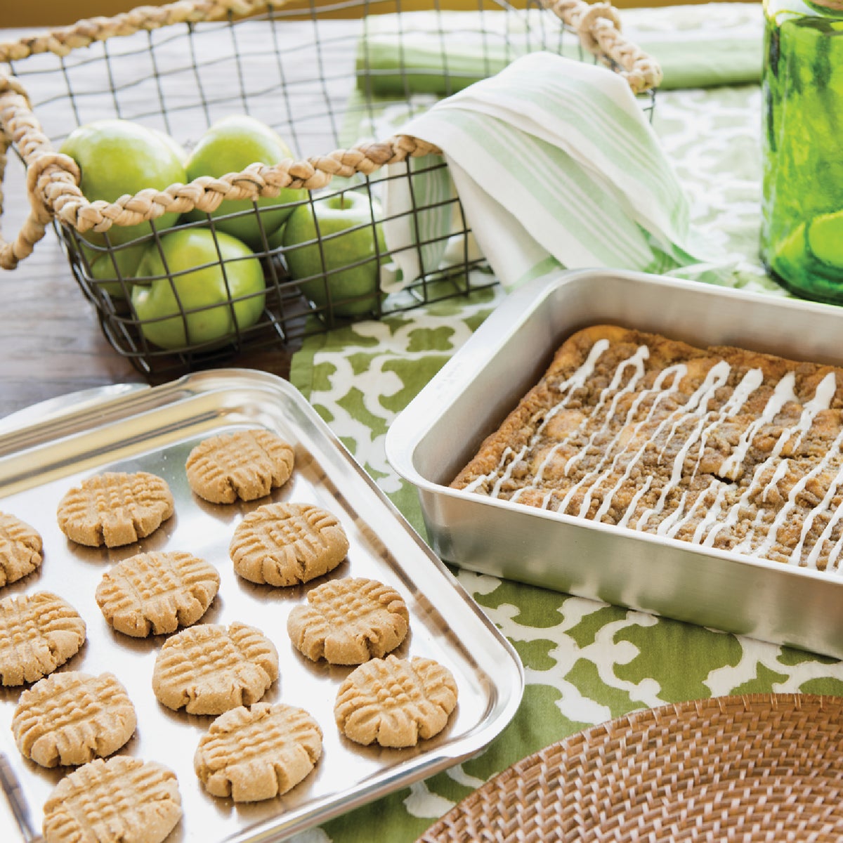 NordicWare 9 In. x 13 In. Aluminum Cake Pan with Lid Image 2