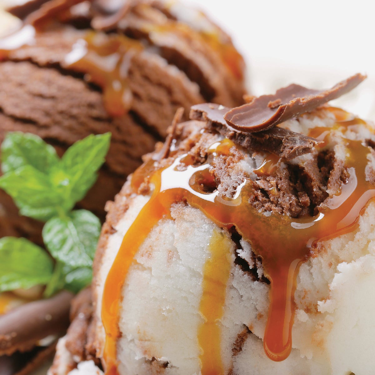 Nostalgia 4-Quart Electric Ice Cream Maker with Easy-Carry Handle Image 3