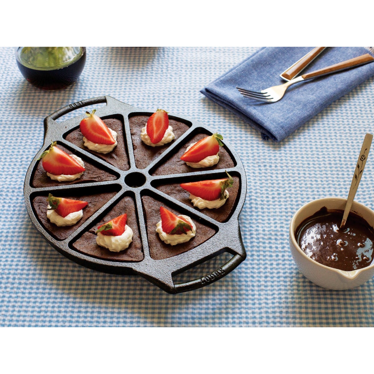 Lodge Wedge Cast Iron Cornbread Pan Image 2