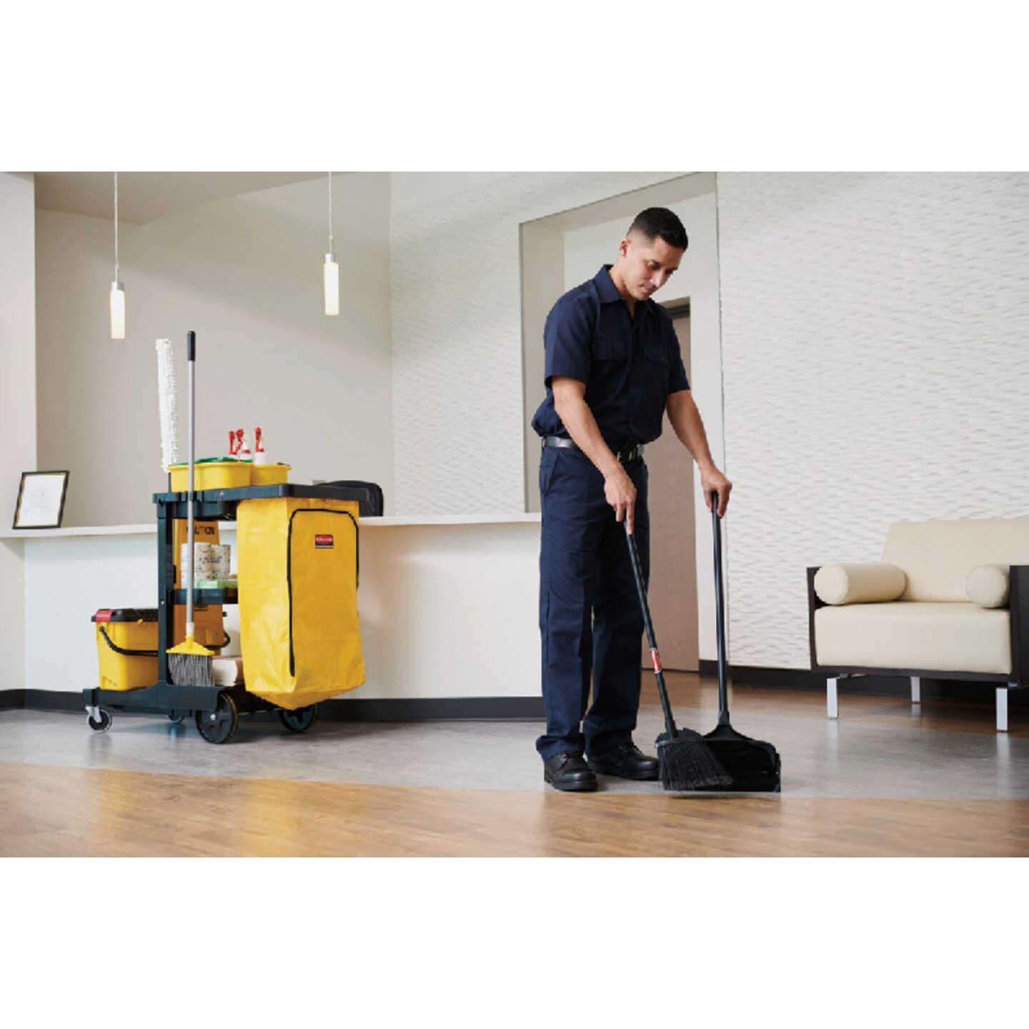 Rubbermaid Commercial Lobby Pro Black Upright Dustpan Image 3